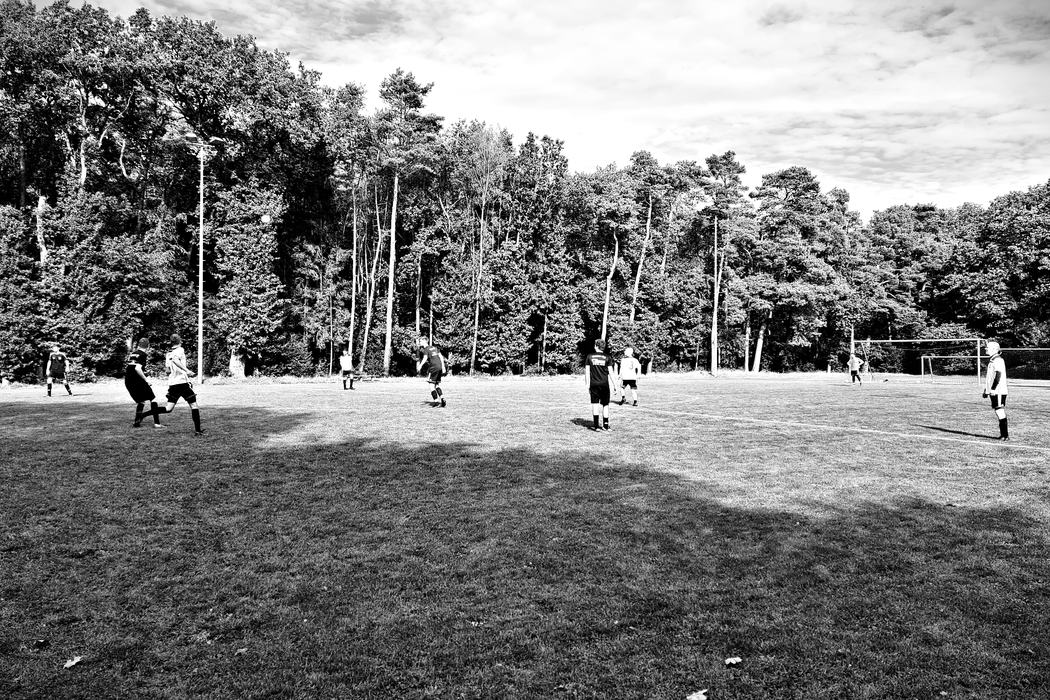 Spieler verteilt auf dem Sportplatz während einer Partie