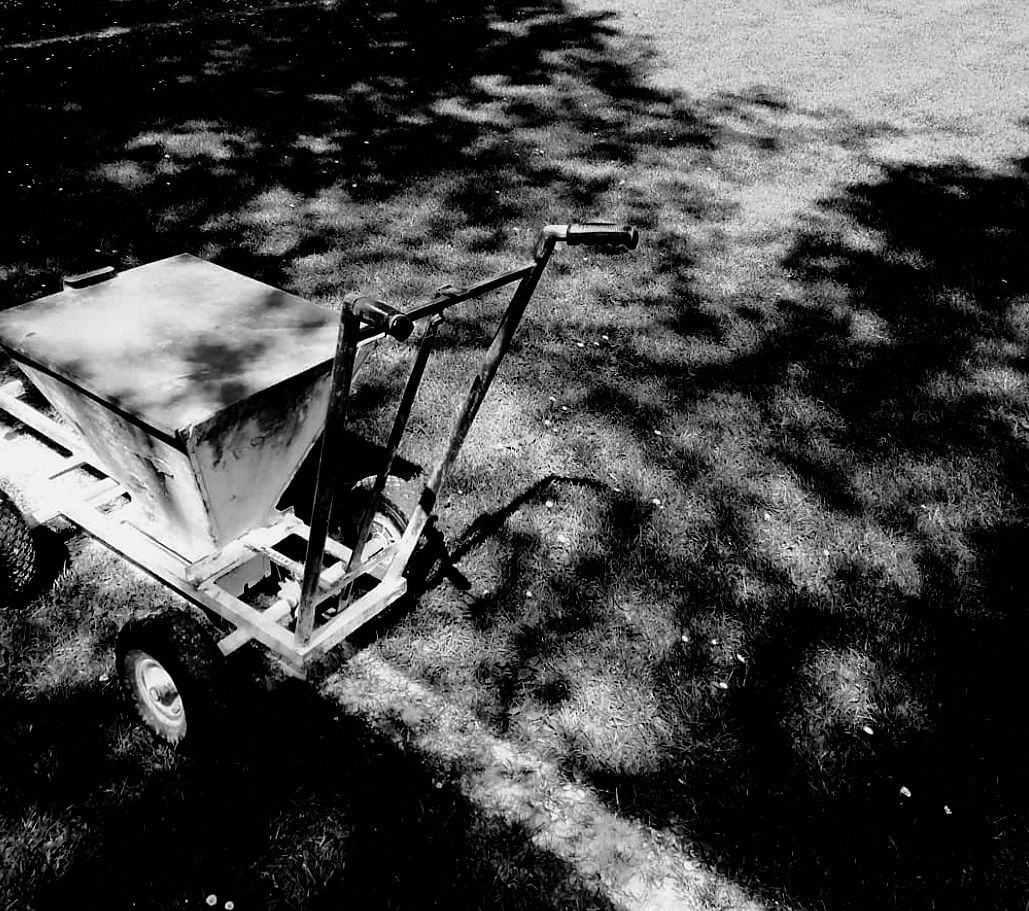Kalkwagen auf dem Sportplatz, dahinter die frisch gezogene Linie