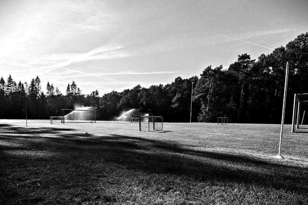 Beregnungsanlage wässert den Sportplatz am Abend