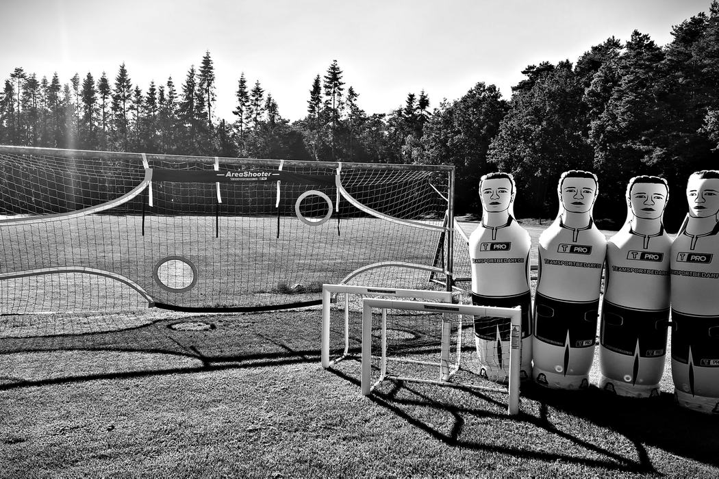 Trainingsmaterial auf dem Platz: Torwand, Minitore und Freistoßfiguren